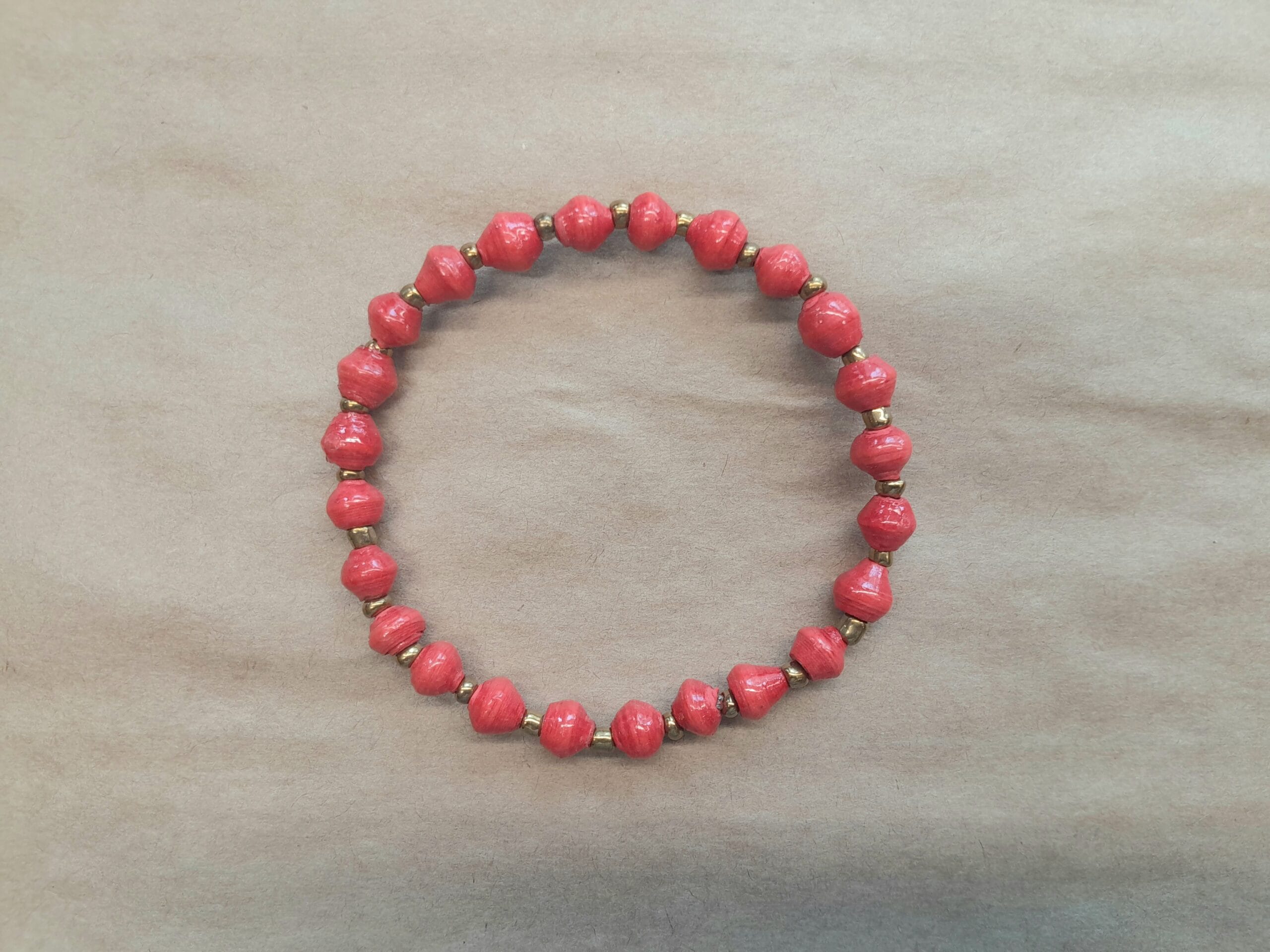 RANNEKORU , Paperihelmet punainen / BRACELET , Paper beads red